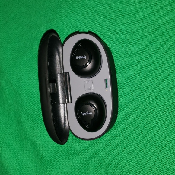 Iyesku True Wireless Bluetooth Earbuds Black with Charging Case and USB Cable - Picture 2 of 6
